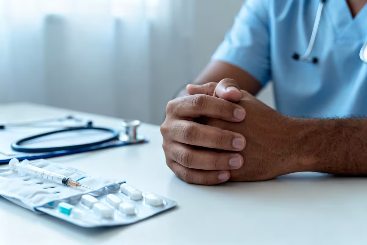 Médico explicando tratamento complexo ao paciente