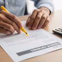 Advogado revisa contrato de financiamento de veículo ativo para identificar juros abusivos e valores pagos a mais