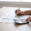 Advogado especialista em contratos bancários analisa cláusulas abusivas para defender os direitos do cliente frente ao banco